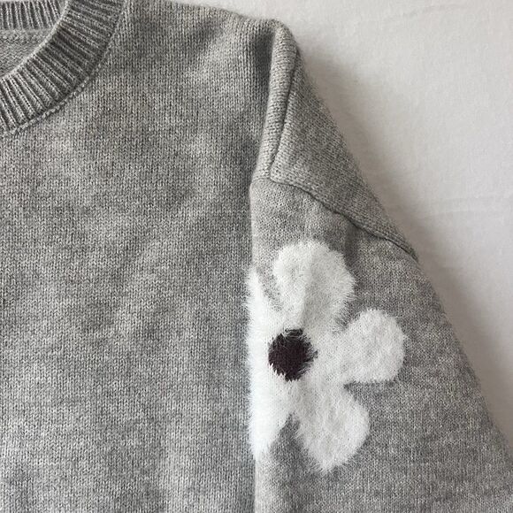ZEUI Women’s Grey Crewneck Sweater Fuzzy Floral Accents Size Large Cozy Soft - Picture 10 of 16
